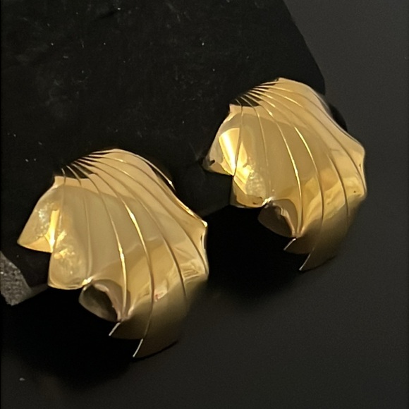 Y2K Givenchy Shiny Gold Plated Etched Abstract Runway Clip Earrings - Picture 3 of 15